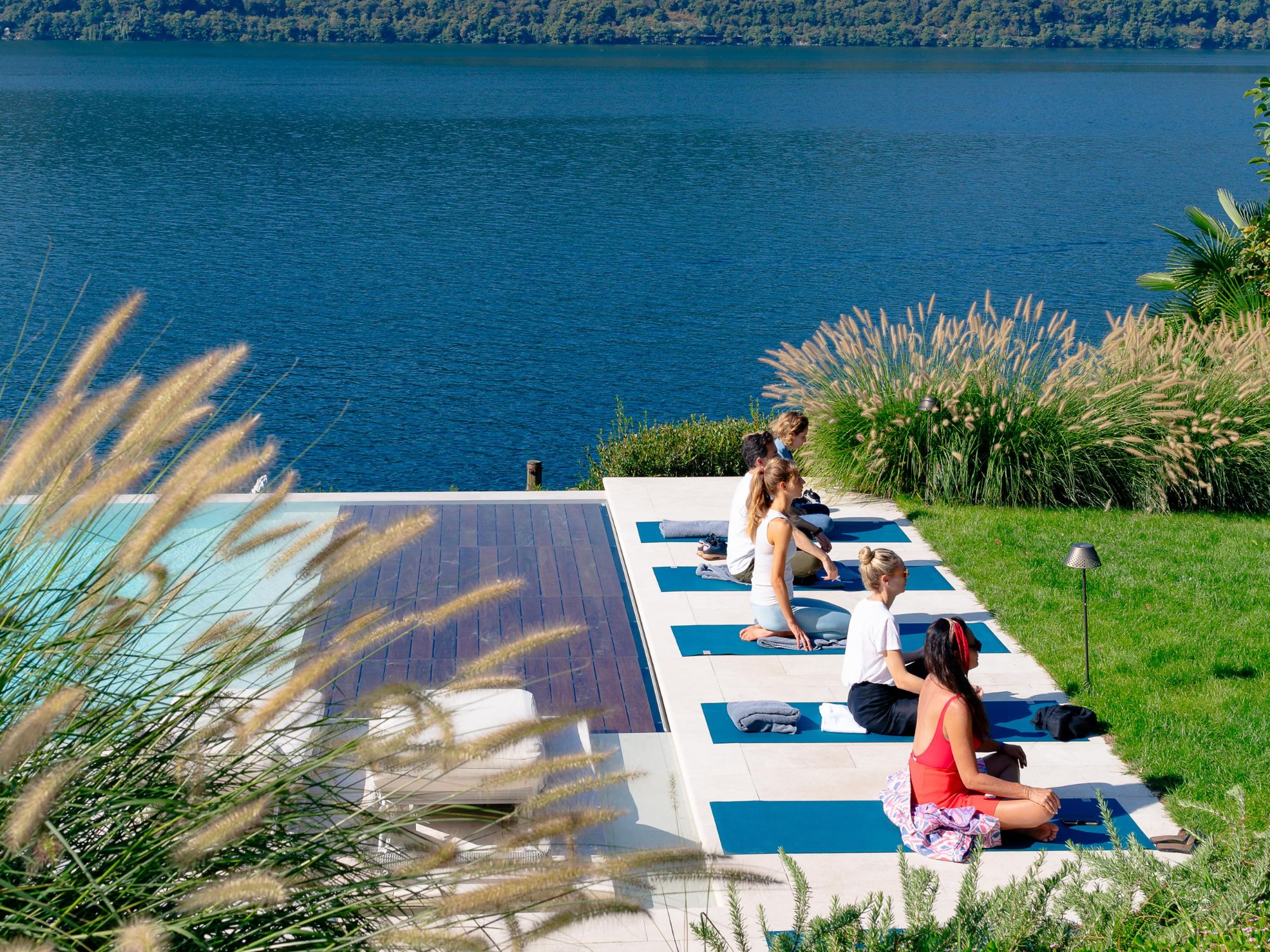 gruppo di persone che fa yoga a laqua by the lake sul lago d'orta
